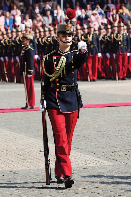 Leonor lució el uniforme de gala que data del siglo XIX, compuesto por una chaqueta de manga larga azul marino, pantalón rojo y un colbac (sombrero) con una borla de plumas.
