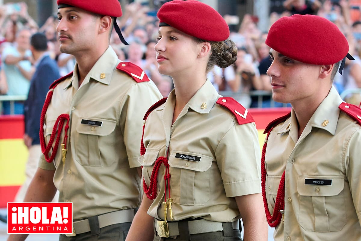 Leonor lució su uniforme de "dama cadete" que estrenó hace dos semanas, cuando recibió su sable como estudiante del primer curso de la Academia General Militar de Zaragoza.