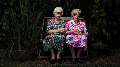 Leonor Manso e Ingrid Pelicori en la versión escénica de Cae La Noche Tropical en el Teatro General San Martín