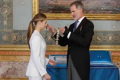 Leonor recibió de manos de su padre el collar de la Real y Distinguida Orden Española de Carlos III, de oro y compuesto por 41 piezas.