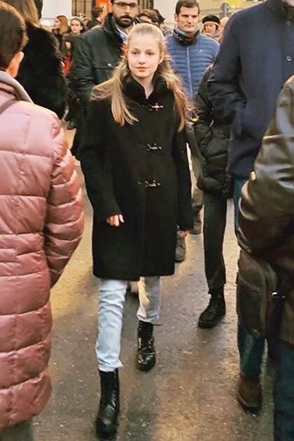 Leonor
suele tomar
prestada ropa de
su mamá. Antes
de que se desatara
la pandemia, fue
vista caminando
por Madrid con un
Montgomery de la
etiqueta Fay de la
reina Letizia.