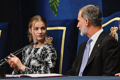 Leonor y Felipe VI en una ceremonia en Oviedo
