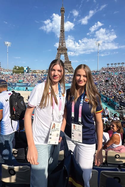 Leonor y Sofía, con
looks casuales, posan
con la Torre Eiffel
como telón de fondo.