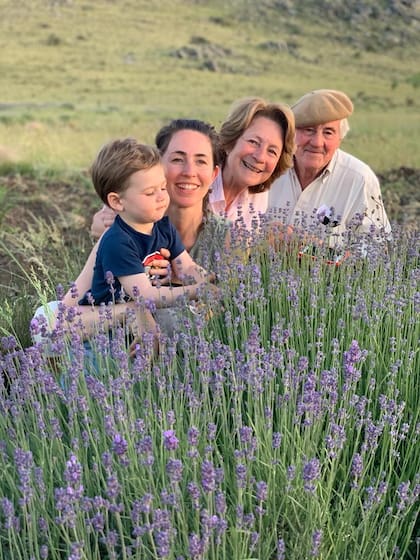 Léony Staudt, dueña del campo, junto con su marido, su hija y nieto. Ella llegó de Alemania y heredó el lugar a los 19 años