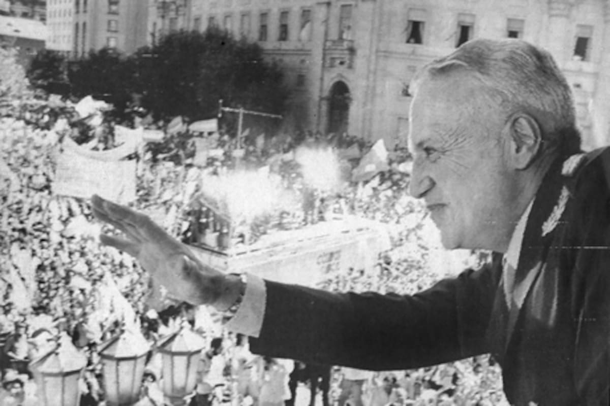 Leopoldo F. Galtieri, el 10 de abril de 1982, ante una muchedumbre que lo aclama tras la efímera recuperación de las Malvinas