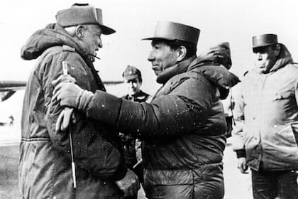 Leopoldo Fortunato Galtieri y Mario Benjamín Menendez en las Malvinas, el 22 de abril
