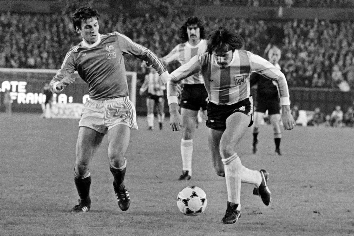 Leopoldo Jacinto Luque domina la pelota frente a Patrick Battiston durante el encuentro de la fase de grupos del Mundial 78 en el que Argentina venció a Francia por 2 a 1 con goles de Luque y Pasarella.