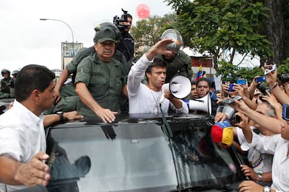 Leopoldo López, en Venezuela, en 2014, cuando enfrentaba una orden de arresto