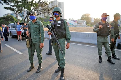 "La banda identifica a los venezolanos con o sin uniforme que se activan para el cese de la usurpación", dijo Carlos Vecchio