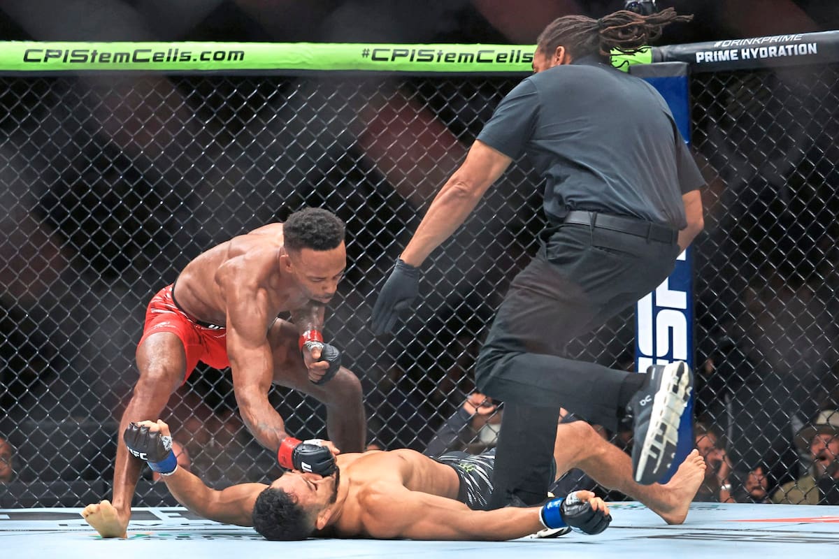 Lerone Murphy golpea a Aaron Pico en un definición brutal en UFC 319 (Photo by Geoff Stellfox / GETTY IMAGES NORTH AMERICA / Getty Images via AFP)