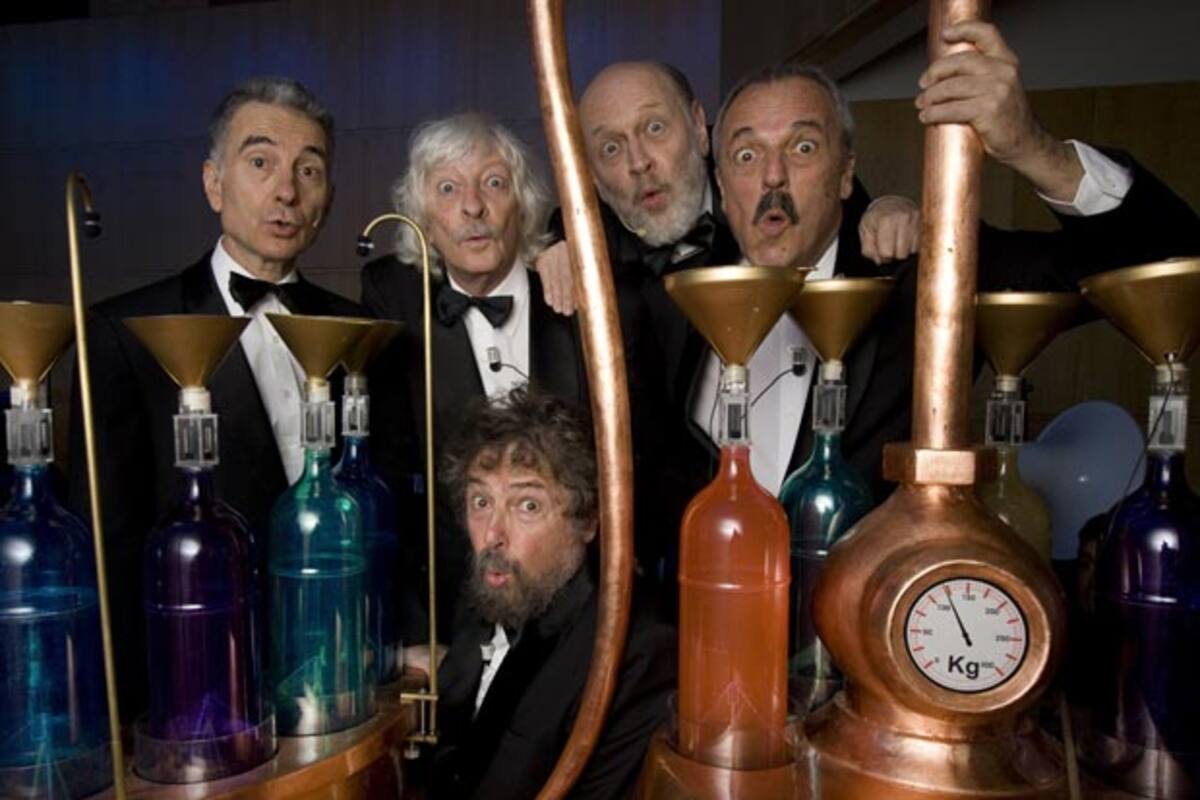 Les Luthiers con el "alambique encantador", una creación de Hugo Domínguez