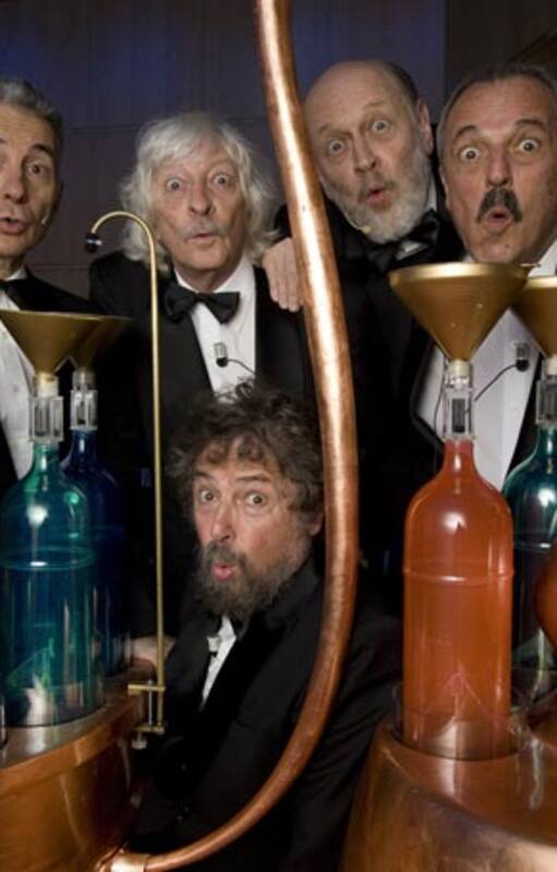 Les Luthiers con el "alambique encantador", una creación de Hugo Domínguez