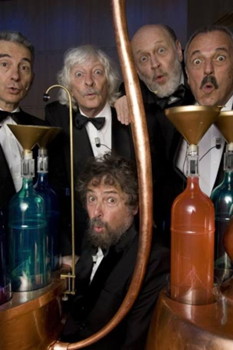 Les Luthiers con el "alambique encantador", una creación de Hugo Domínguez