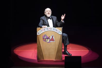 Marcos Mundstock en escena: la esencia de Les Luthiers