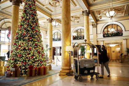 Leslee Oden usa carritos de equipaje para llevar uno de los pavos nacionales de Acción de Gracias, a través del vestíbulo del Hotel Willard InterContinental el 23 de noviembre de 2020 en Washington, DC