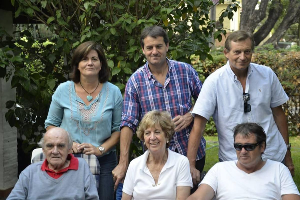 Leslie Allen, acompañado por sus hijos: Matías y Gabriel (arriba) y Jorge (abajo)
