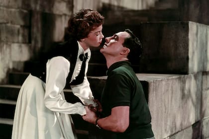 Leslie Caron y Gene Kelly se enamoran en Un americano en París, el gran musical clásico de Hollywood
