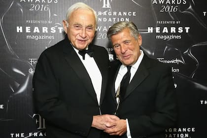 Leslie Wexner fue el "rey del mall" durante décadas. En esta foto de 2016 posa con Ed Radzek, quien fuera el encargado máximo operativo de Victoria's Secret a su derecha