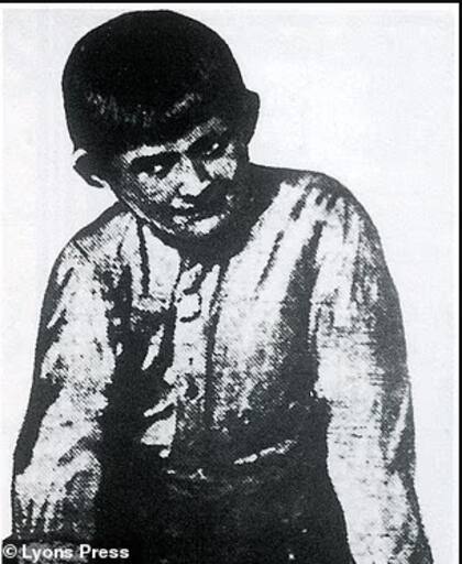 Lester Stillwell fue arrastrado bajo el agua, y el empresario local Watson Fisher, que se había lanzado para intentar salvarlo, también fue asesinado por el tiburón.