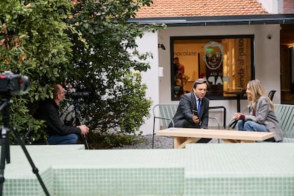 Leticia Fenoglio, CEO y Co-fundadora de Franuí - Rapanui junto a José Del Rio al repasar el momento en el que un vecino le dio vía Linkedin la idea de abrir un local en Villa Urquiza