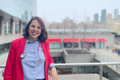 Leticia fue contratada para trabajar en un hospital en Canadá, en el área de oncología.