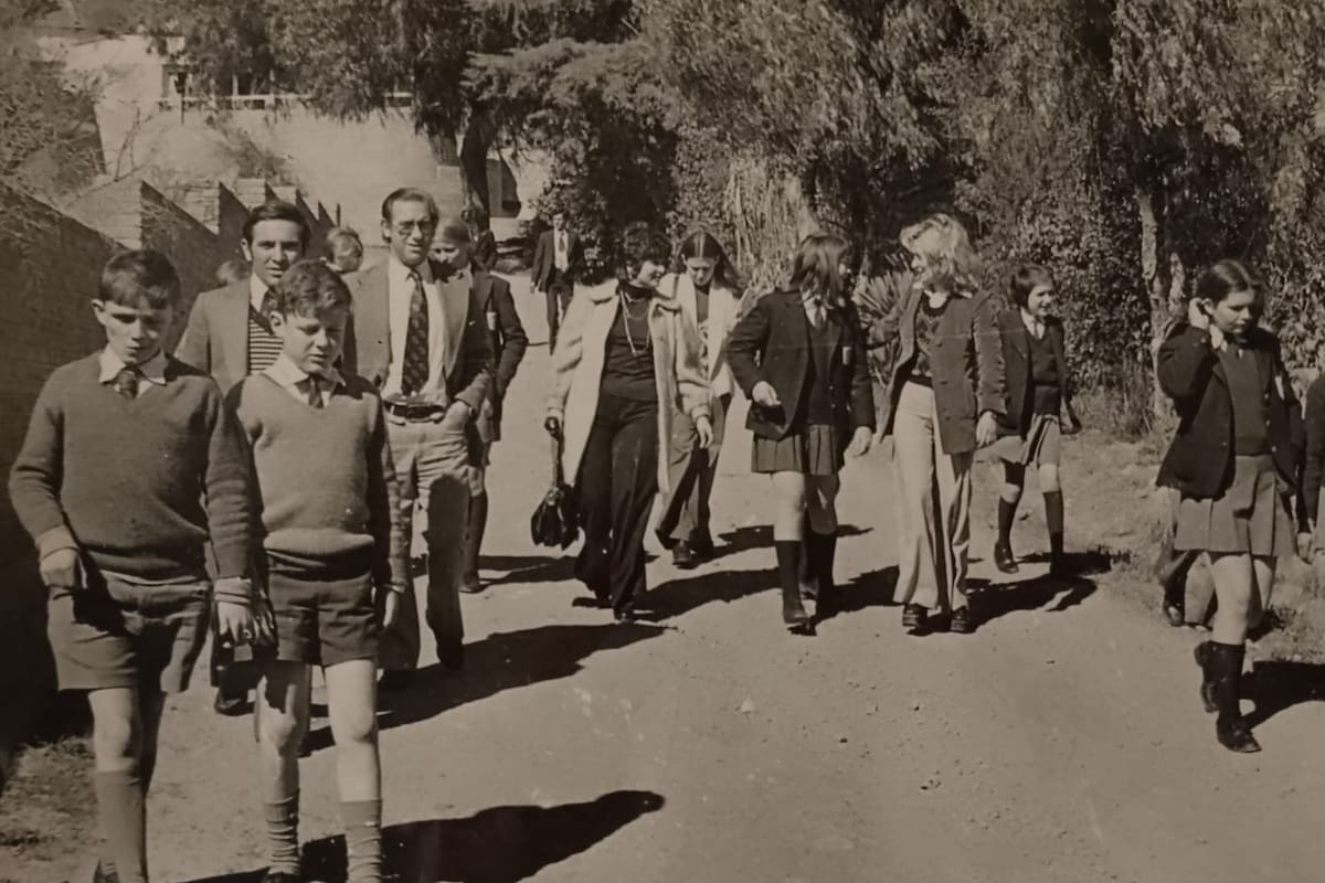 Leticia Galarce, con un grupo de becarios de las islas Malvinas