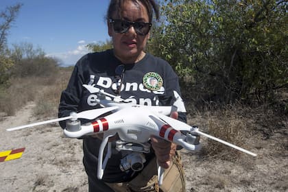 Leticia Hidalgo con el dron que utiliza para buscar a su hijo en el estado de Nueva León en México