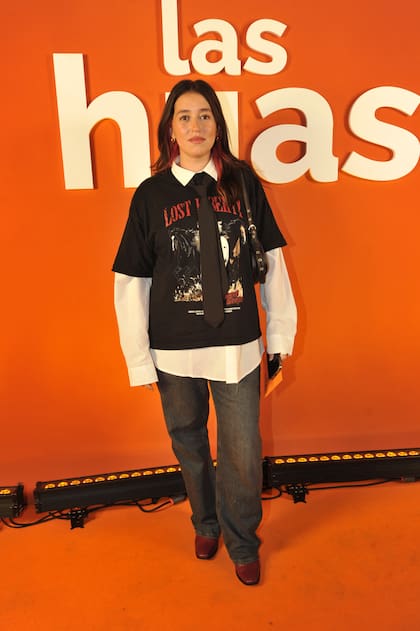 Leticia Siciliani, muy lookeada, dijo presente en el Teatro Maipo
