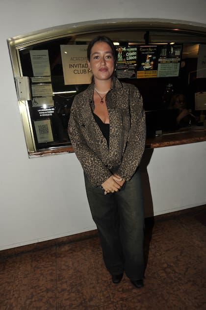 Leticia Siciliani también optó por un estampado animal print para su salida teatral