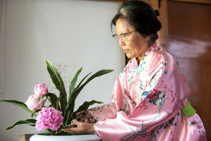 Leticia Tanoue, presidente de la Escuela Ohara de Ikebana, con una de sus obras florales