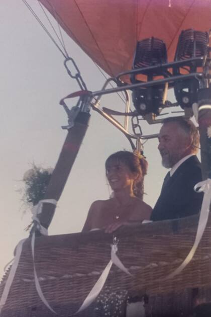 Leticia y Carlos se casaron sobre un globo hace 19 años
