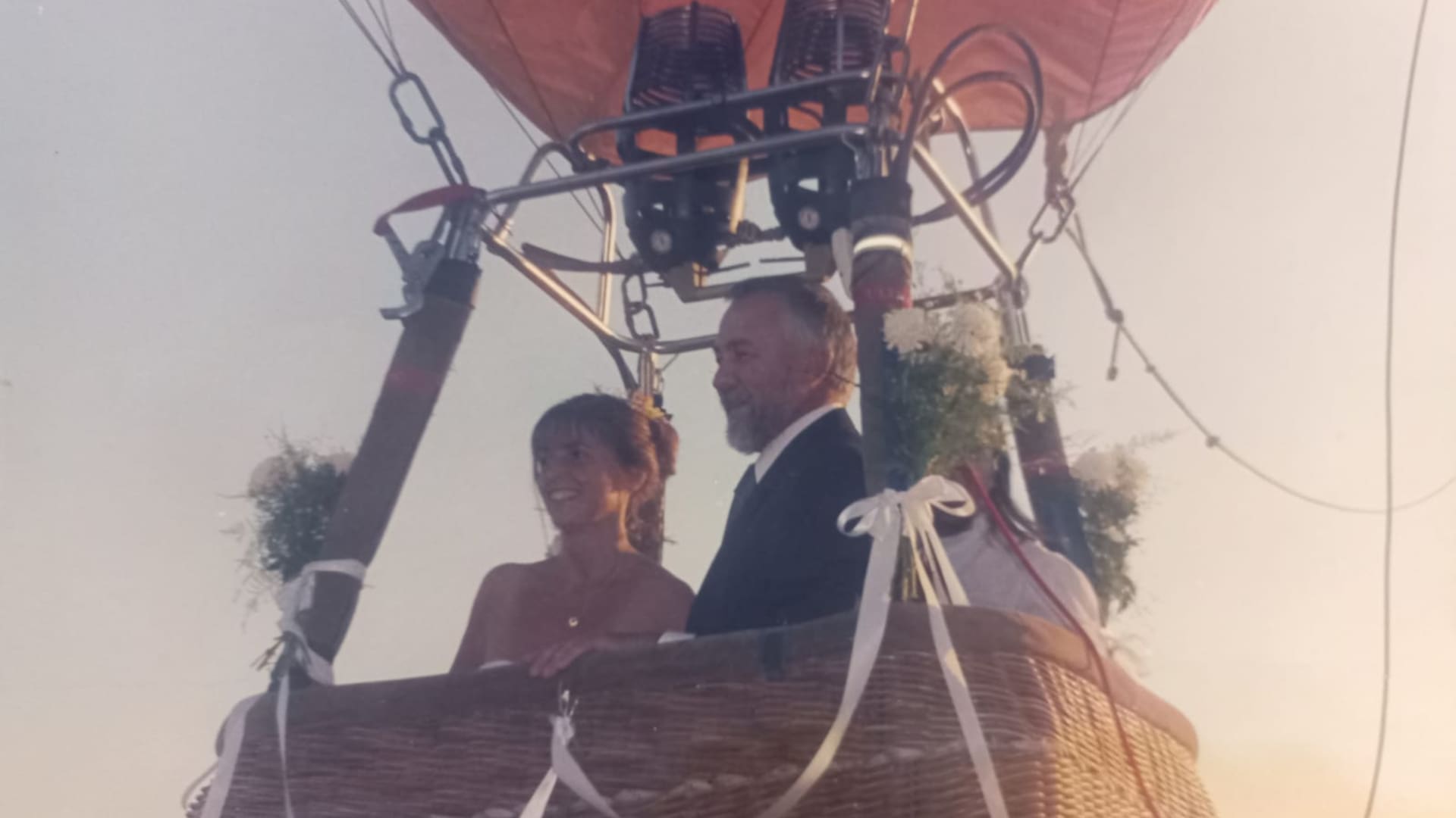 Leticia y Carlos se casaron sobre un globo hace 19 años