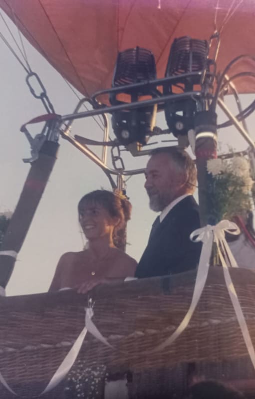 Leticia y Carlos se casaron sobre un globo hace 19 años