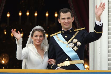 Letizia y Felipe saludan al pueblo