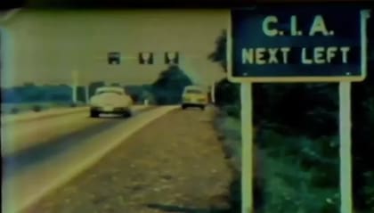 Letrero diciendo: “CIA próxima a la izquierda” en carretera
