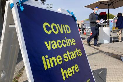 Letrero en un centro de vacunación contra el COVID-19 en San Francisco, el 8 de febrero de 2021. (AP Foto/Haven Daley, Archivo)