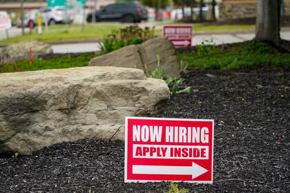 Letreros de trabajo disponible fuera de una gasolinera en Cranberry Township, Pensilvania, el miércoles 5 de mayo de 2021. (AP Foto/Keith Srakocic)