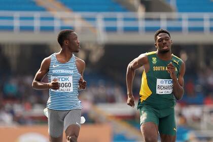 Letsile Tebogo tiene 19 años, es de Botsuana y a 25 metros de la meta se tomó tiempo para mirar a sus rivales de pista