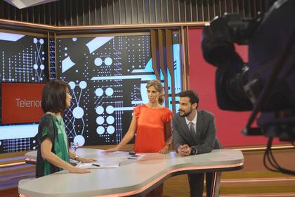 Leuco, Romina Geuna y María Laura Santillán, en los ensayos previos a su debut al frente de Telenoche