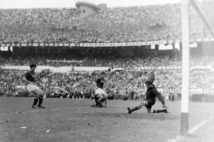 Lev Yashin (18 de noviembre de 1961): en plena Guerra Fría, Unión Soviética jugó un amistoso con selección en el Monumental (2-1 para los soviéticos); fue en devolución de la visita que la Argentina había hecho a Moscú el 24 de junio (0-0); el mítico arquero, la Araña Negra, tuvo un par de intervenc