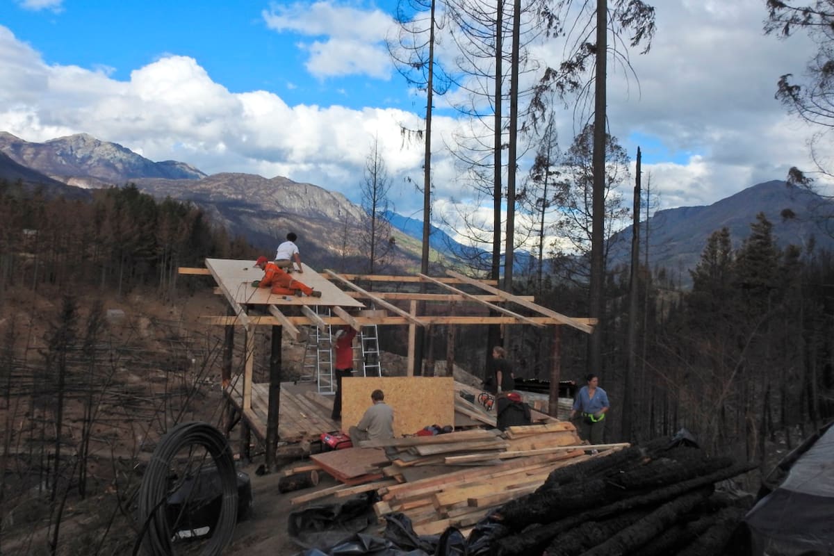 Levantan techos en la Comarca Andina para que la gente no duerma a la intemperie