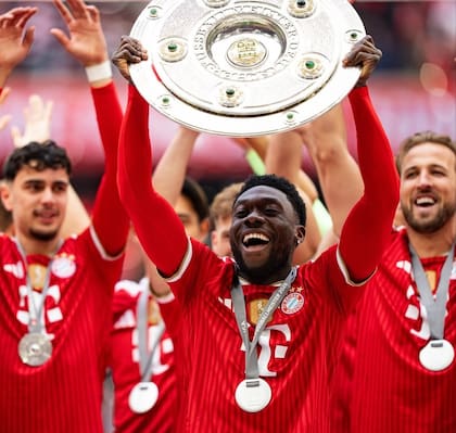 Levantando un trofeo en el Bayern Munich.