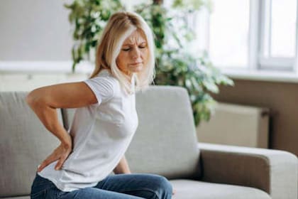 Levantar pesas puede ser particularmente beneficioso para las mujeres posmenopáusicas y en riesgo de osteoporosis -que padecen de huesos frágiles-