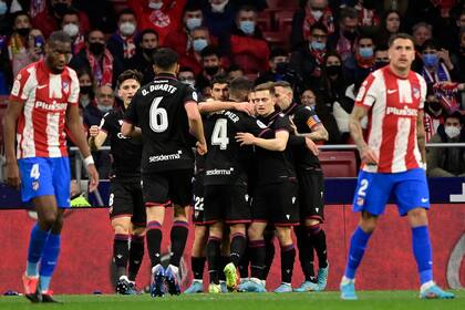 Levante, último en la liga de España, derrotó a Atlético de Madrid como visitante y ahondó su relativa crisis.