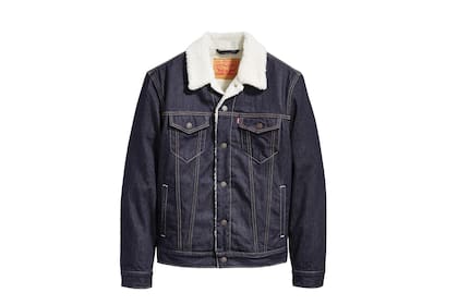 Levi’s y su campera de jean con corderito para afrontar las bajas temperaturas.