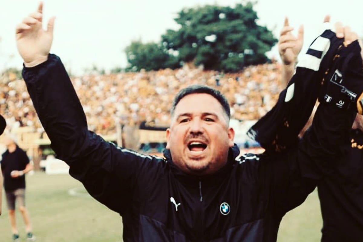 Levy, en un festejo de Almirante Brown