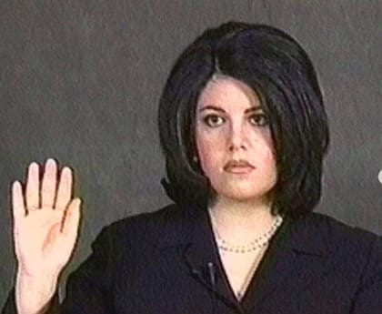 Lewinsky declarando en el juicio a Clinton durante febrero de 1999