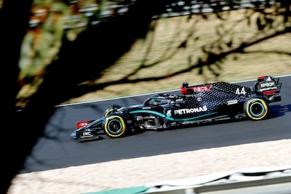 Todo se ve bien para Lewis Hamilton, que en Portugal tiene la cancha de fijar en 92 el récord de triunfos en carreras de Fórmula 1; su Mercedes parte primero en Algarve.
