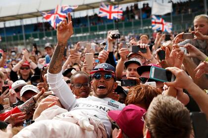 Lewis Hamilton se da un baño de masas tras su victoria como local en Silverstone 2019; el inglés es una de las dos figuras más dominantes del automovilismo en este siglo y tiene a mano todos los récords de Michael Schumacher en la Fórmula 1.