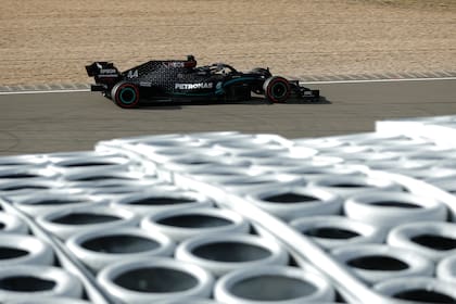 El Mercedes de Lewis Hamilton en acción en Nürburgring; este domingo, el inglés puede empardar una marca histórica.